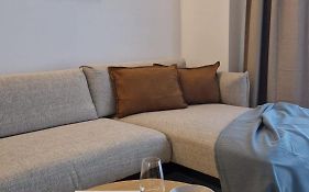 Modern 2Bdr Apartment - Business Zone - Free Garage Parking